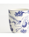 Weiße Porzelantasse mit Kranich und blauen Blütenmotiven im japanischen Stil