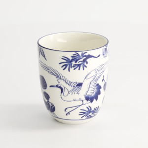 Tasse en porcelaine blanche décorée d une grue et motifs floraux bleus style japonais