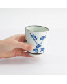 Weiße Porzellanschale mit blauen Blüten, in der Hand gehalten, Fassungsvermögen 16 cl