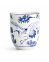 Weiße Porzelantasse mit Kranich und blauen Blütenmotiven im japanischen Stil