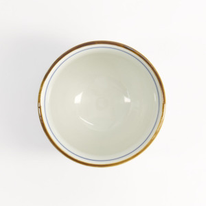 Weiße Teetasse mit blauem Rand und brauner Griffverzierung