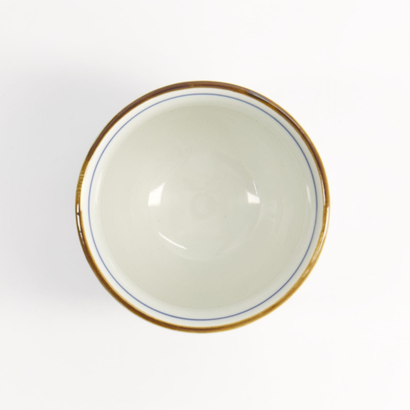 Tasse à thé blanche bordée d un liseré bleu et d une finition marron griffe