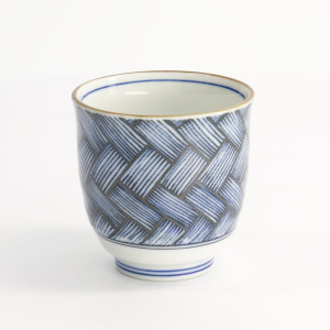 Porzellan-Teetasse mit blauweißem Flechtmuster und vergoldetem Rand