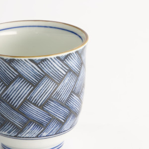 Porzellan-Teetasse mit blauweißem Flechtmuster und goldener Kante von Thés & Traditions