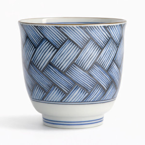 Porzellan-Teetasse mit blauweißem Flechtmuster und feiner Goldbeschichtung