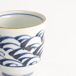 Porzellanstasse mit blauer Wellen- und Golddekor, feiner Rand, für Tee