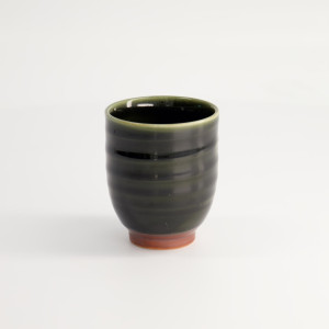 Tazza Yunomi Oribe in ceramica verde con base in terracotta per tè giapponese