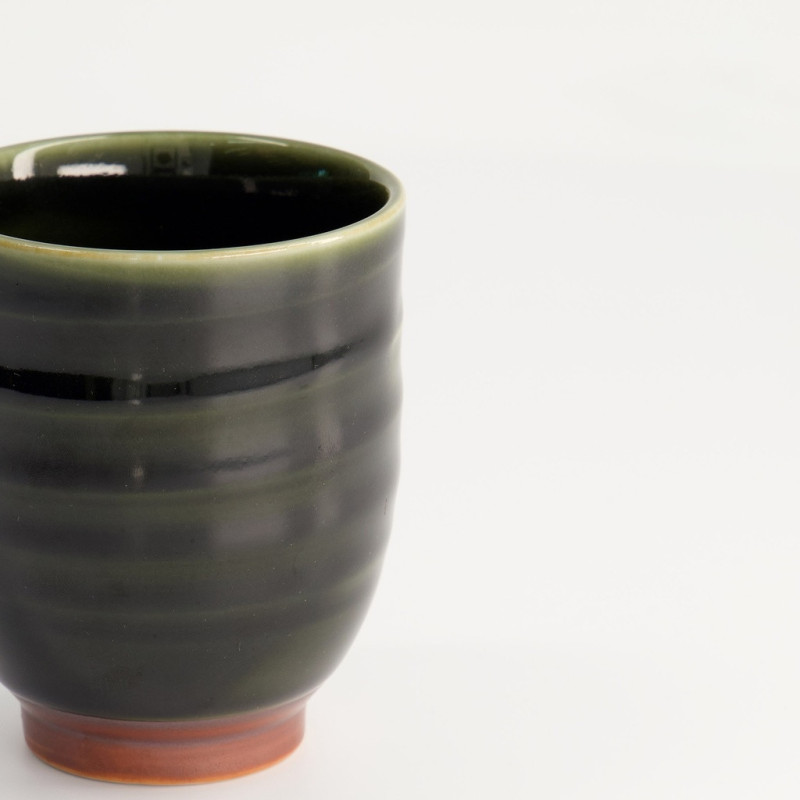 Tazza Yunomi Oribe in ceramica verde con base in terracotta per tè giapponese