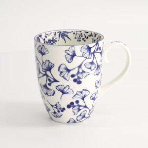 Mug in porcellana decoro foglie di ginkgo blu e bianco 38 cl