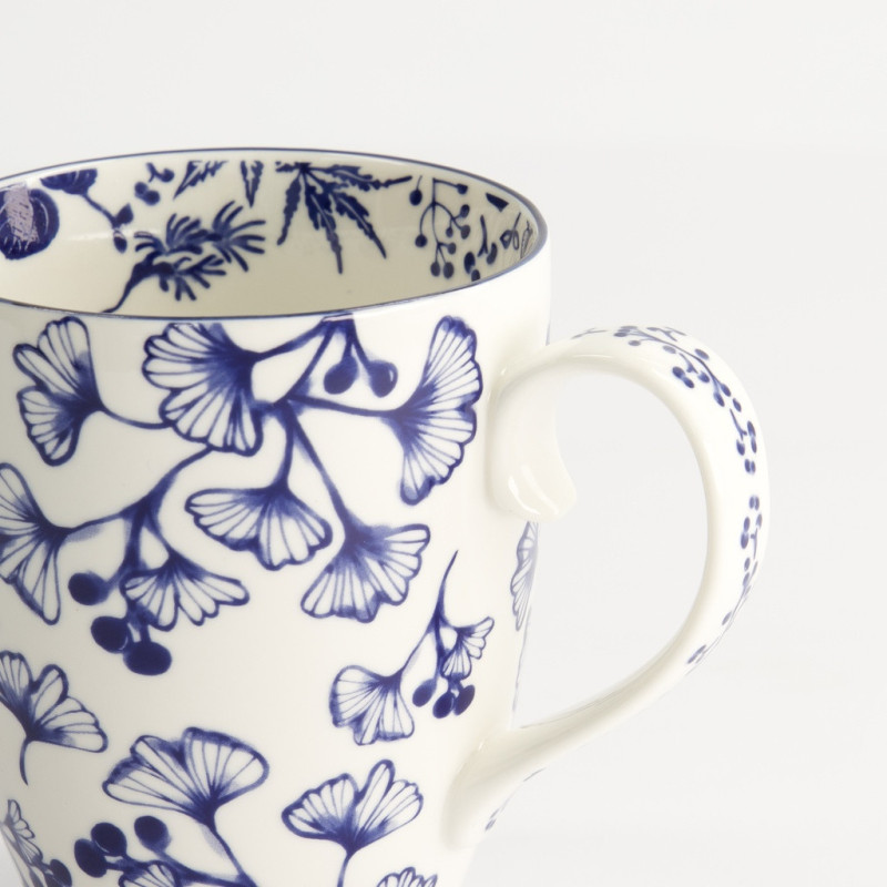 Mug in porcellana decoro foglie di ginkgo blu e bianco con manico ornato di motivi floreali