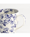 Mug en porcelaine décor feuilles de ginkgo bleu et blanc avec anse ornée de motifs floraux