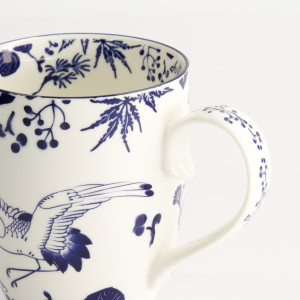 Weiße Porzellan-Tasse mit blauem Dekor, Kranich- und Blattwerk-Motiv im japanischen Stil, 38 cl