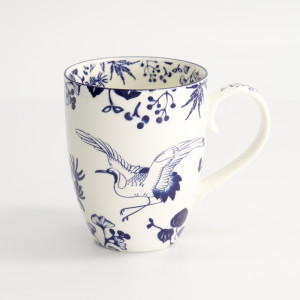 Weiße Tasse mit blauem Dekor, Kranichmotiv und Pflanzen im japanischen Stil, 38 cl
