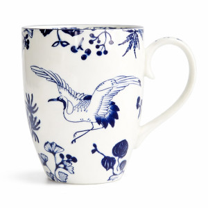 Weiße Porzellan-Tasse mit blauem Dekor, japanisches Motiv mit Kranich und Blüten, 38cl
