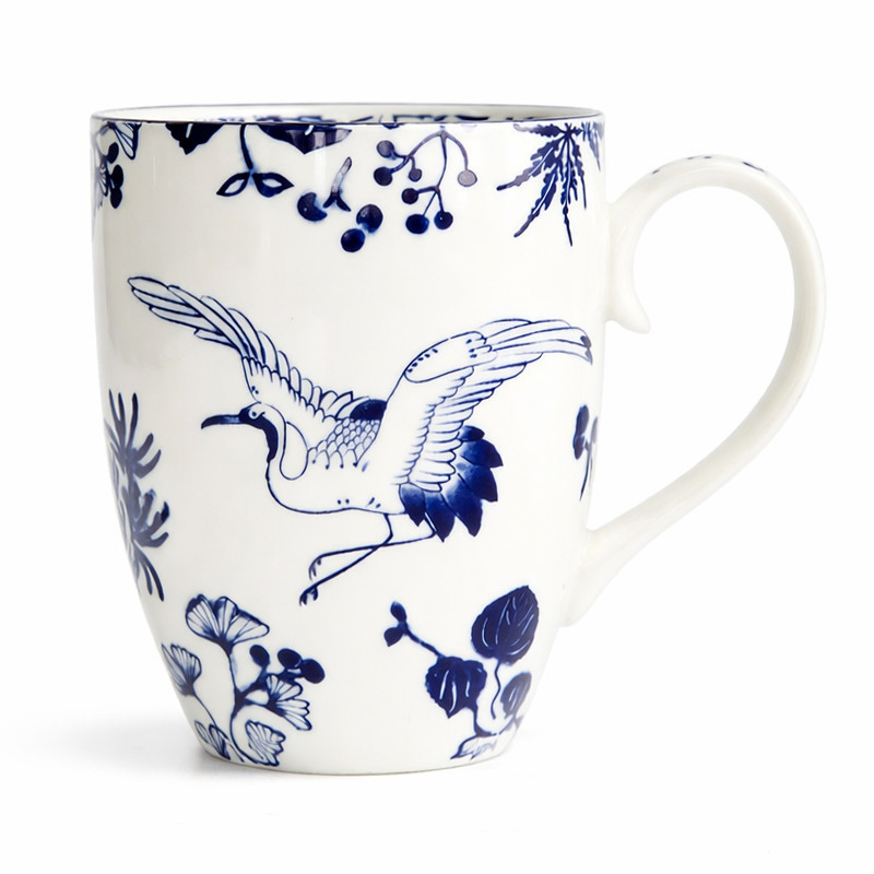 Weiße Porzellan-Tasse mit blauem Dekor, japanisches Motiv mit Kranich und Blüten, 38cl