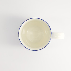 Weiße Tasse mit blauem Rand innen, rechts Henkel, minimalistisches Design 38 cl