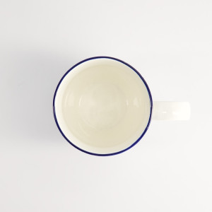 Weiße Tasse mit feinem blauen Rand, leerer Innenraum, weiße Henkel, Modell Nippon Wave 38cl