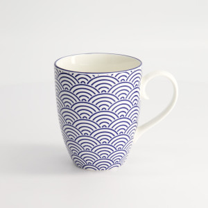 Ceramic mug with blue and white Japanese wave motif, 38 cl capacity