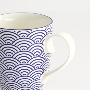 Keramiktasse mit japanischem Wellenmuster in Blau und Weiß, ergonomischer Henkel, 38 cl