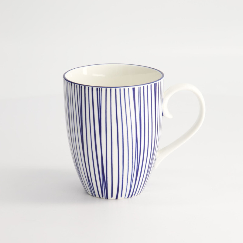 White porcelain mug with vertical blue line motifs and rounded handle, 38cl