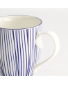 Mug en porcelaine blanche avec anses et lignes verticales bleues fines design Nippon Blue Lines