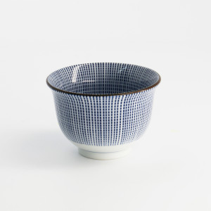 Porzellanbecher Sendan Blue 190 ml mit blauweißem Karomuster und feiner brauner Borte