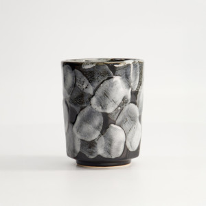 Tetsu-Tasse 30 cl aus schwarzer Keramik mit unregelmäßigen grauen Mustern und glänzender Oberfläche