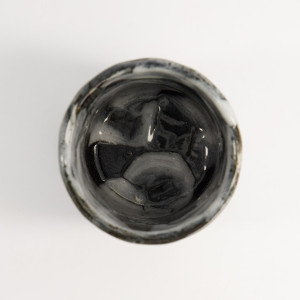 Interior of the tetsu cup 30 cl in black and white ceramic Thés & Traditions