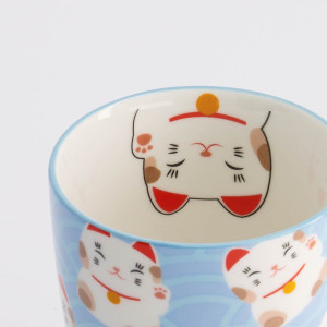 Blauwe mug met kawaii gelukskattenmotieven gesloten ogen en opgeheven pootjes