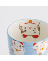 Blauwe mug met kawaii gelukskattenmotieven gesloten ogen en opgeheven pootjes