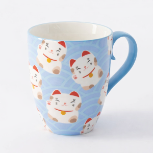 Blaue Tasse mit ergonomischem Griff, verziert mit niedlichen Glückskatzen im Kawaii-Stil, Fassungsvermögen 380 ml