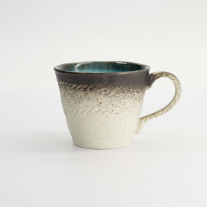 Keramiktasse mit Farbverlauf beige und schwarz, blauem Innenglasur und ergonomischem Henkel von Yamasaku