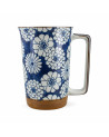 Mug in ceramica blu a motivi floreali bianchi con ansa rettangolare e base marrone