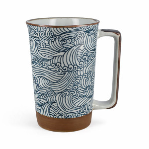 Keramiktasse mit japanischem Wellenmuster im Hokusai-Stil, rechteckigem Henkel und braunem Boden
