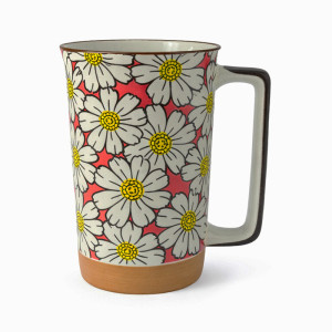 Keramiktasse mit Kosmosblüten-Motiv in Weiß und Gelb auf rotem Grund, schwarzer Henkel, Steingutboden