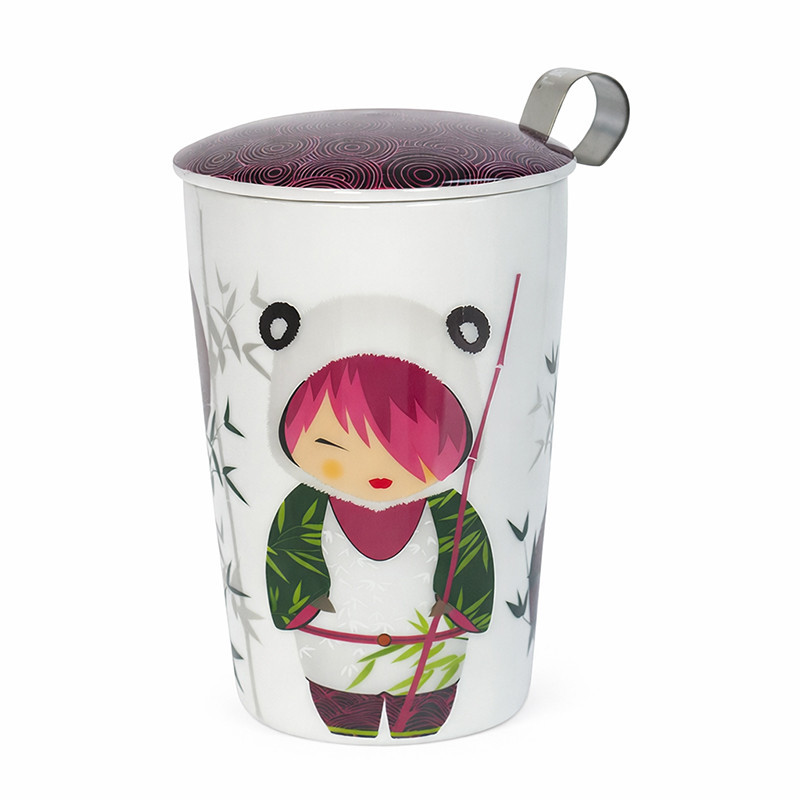 Edelstahl-Teekanne mit Illustration einer Figur im Panda-Kostüm und Bamboo-Motiven auf weißem Hintergrund
