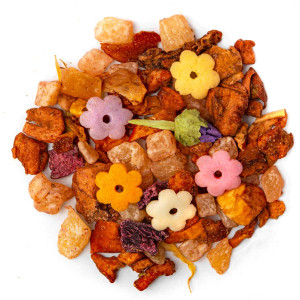 Mischung aus blumiger Kräutertee mit bunten Fruchtstücken und Blüten von Thés & Traditions