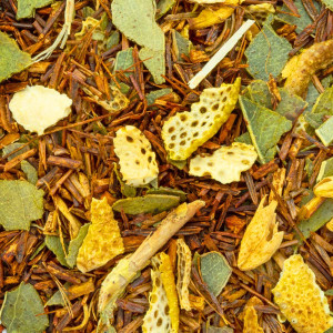 Mischung aus Rooibos, Eukalyptusblättern und Orangenschalen für die Infusion Wilde Frische