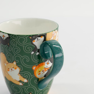 Mug vert décoré de chiens Shiba et motifs tourbillons poignée incurvée