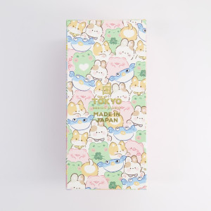 Boîte décorée de motifs kawaii animaux colorés avec inscription Tokyo Made in Japan