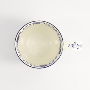 Mug blanc avec motifs floraux bleus style japonais intérieur et anse décorés