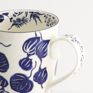 Mug en porcelaine blanche décor feuilles de lierre bleu motif floral Japonica poignée incurvée