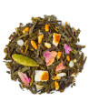 Mélange de thé vert Sencha Genmaicha pistache avec pétales de rose, cardamome et morceaux d'orange, vue de dessus