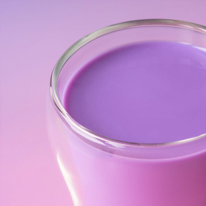 Paarse ube-latte van bovenaf in een glas – Thés & Traditions