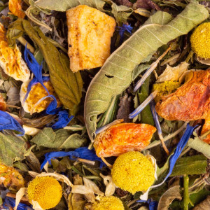 Gros plan de la tisane Sommeil : camomille, bleuet, agrumes et plantes – Thés & Traditions