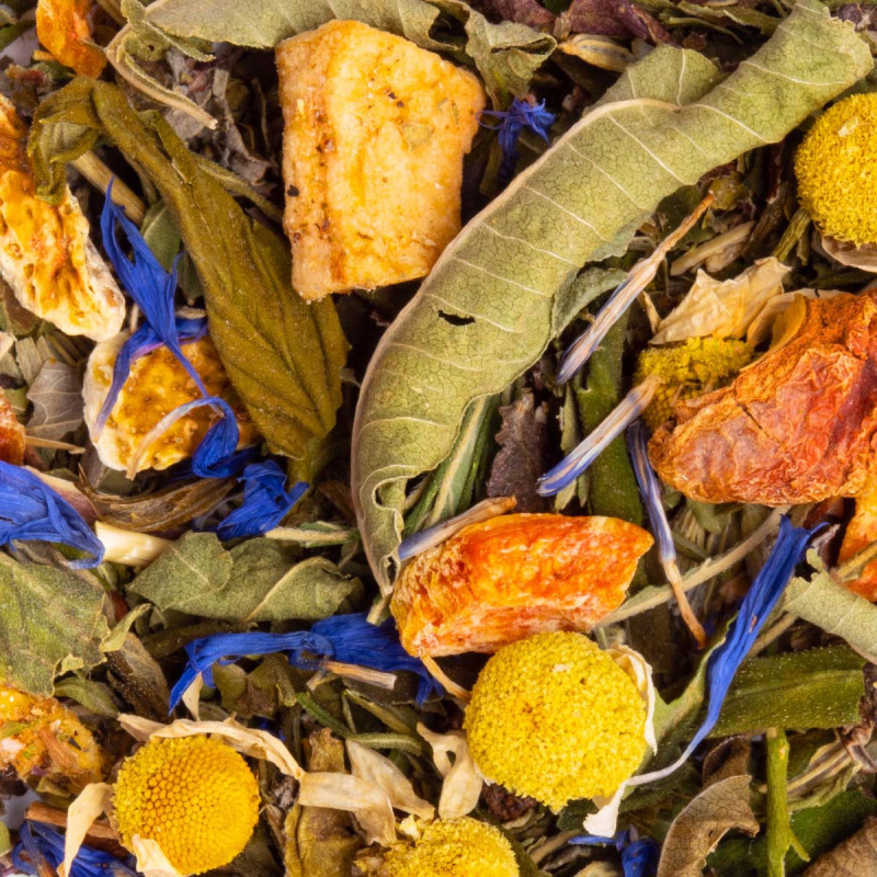 Gros plan de la tisane Sommeil : camomille, bleuet, agrumes et plantes – Thés & Traditions