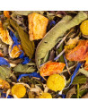 Gros plan de la tisane Sommeil : camomille, bleuet, agrumes et plantes – Thés & Traditions