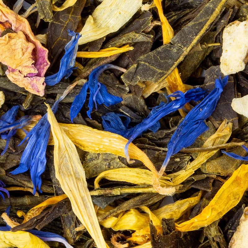 miscela di tè verde foglie secche petali di fiori e pezzi di agrumi