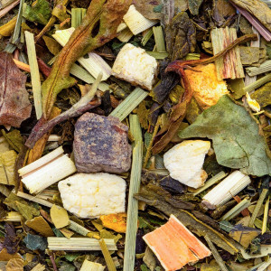 blend of green tea leaves, fruit pieces and plants for detox supergreen infusion