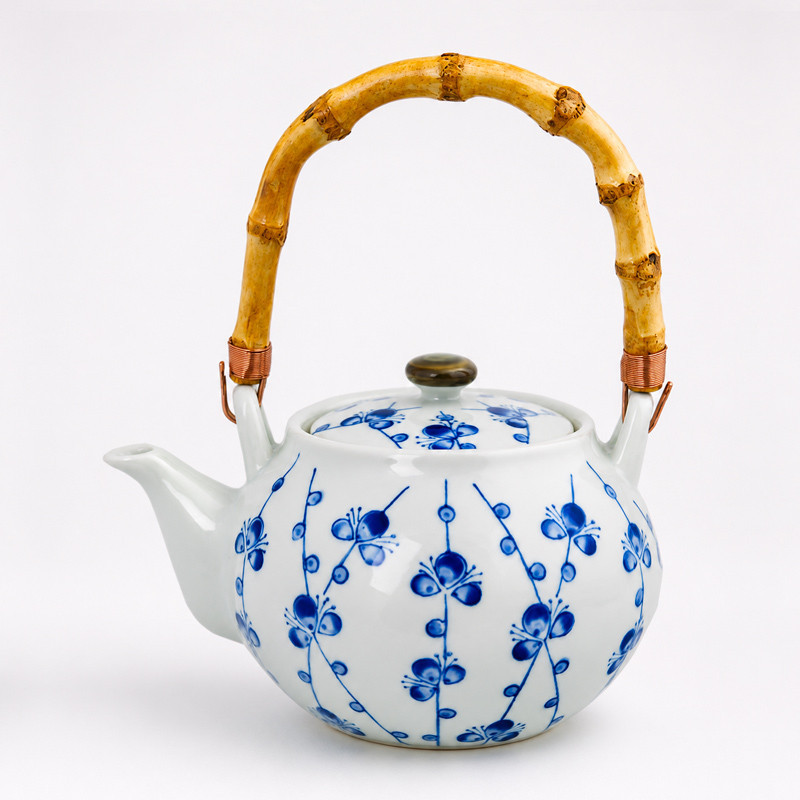 Théière en porcelaine blanche motifs fleurs bleues anse en bambou 700m